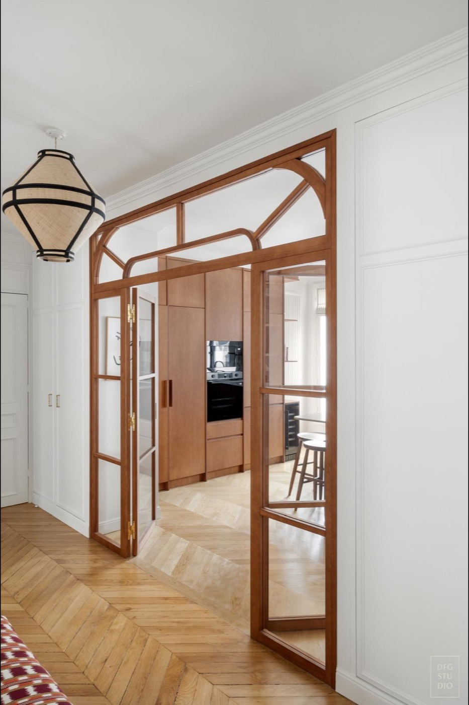 Rénovation duplex haussmannien Paris 16e, verrière atelier sur mesure et parquet chevrons
