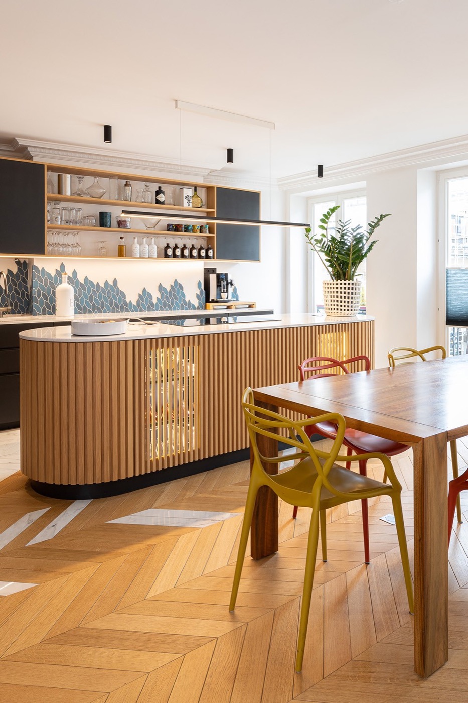 Réunion de deux appartements Paris 5e, cuisine sur mesure après renforcement de structure